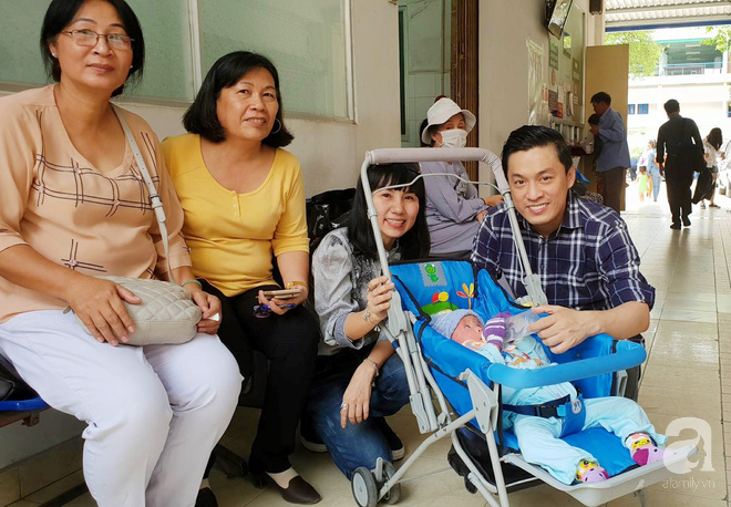 Ca sĩ Lam Trường đến thăm bé Bích - em bé bị vẩy ngứa da trăn trước khi bé nhập viện điều trị - Ảnh 5.