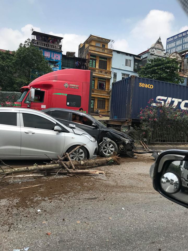 Hình ảnh vụ tai nạn ở quốc lộ 5 khiến dân mạng đau đầu tranh cãi nguyên nhân - Ảnh 2.