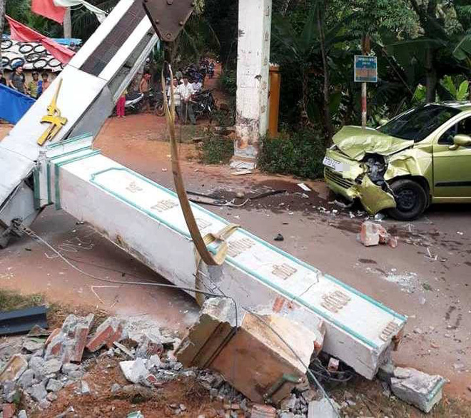 Bình Định: Ô tô 7 chỗ đâm sập cổng chào bê tông, văng ra đường bị ô tô 4 chỗ húc vỡ nát - Ảnh 2. Bình Định: Ô tô 7 chỗ đâm sập cổng chào bê tông, văng ra đường bị ô tô 4 chỗ húc vỡ nát 2