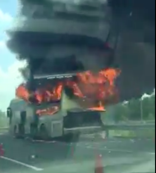 Xe khách bốc cháy trên cao tốc TP.HCM - Trung Lương, nhiều người thoát chết - Ảnh 1.