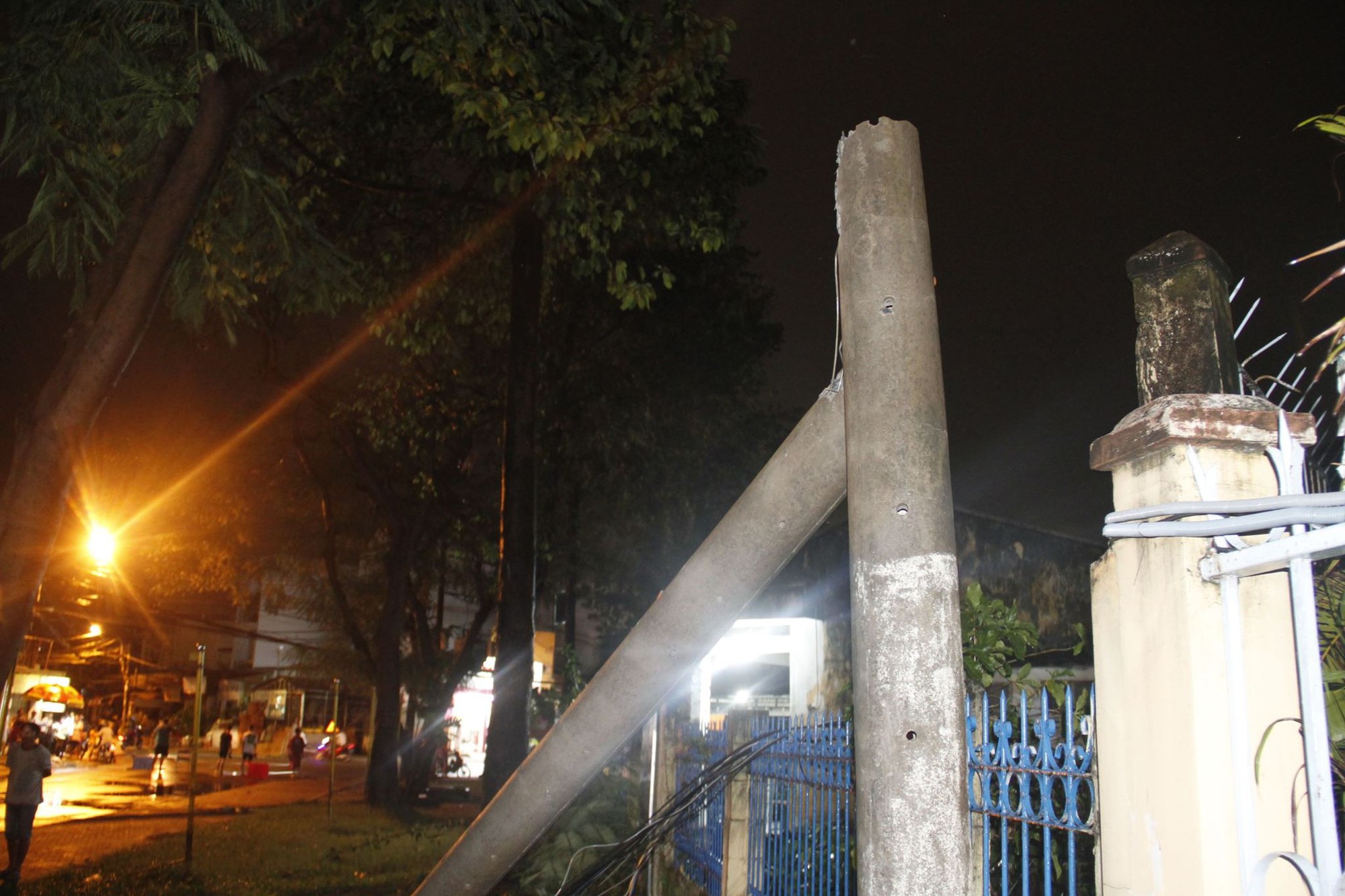 Mưa lớn kèm gió lốc khiến cây cổ thụ ngã đổ kéo gãy cột điện, hàng trăm người dân Sài Gòn sống trong bóng tối - Ảnh 1.
