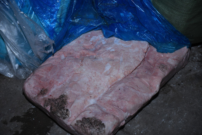 Cận cảnh hơn 10 tấn nầm lợn bốc mùi hôi bị bắt giữ và tiêu hủy ở Hà Nội - Ảnh 8.