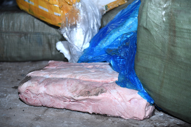 Cận cảnh hơn 10 tấn nầm lợn bốc mùi hôi bị bắt giữ và tiêu hủy ở Hà Nội - Ảnh 4.