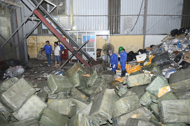 Cận cảnh hơn 10 tấn nầm lợn bốc mùi hôi bị bắt giữ và tiêu hủy ở Hà Nội 10 Cận cảnh hơn 10 tấn nầm lợn bốc mùi hôi bị bắt giữ và tiêu hủy ở Hà Nội 10