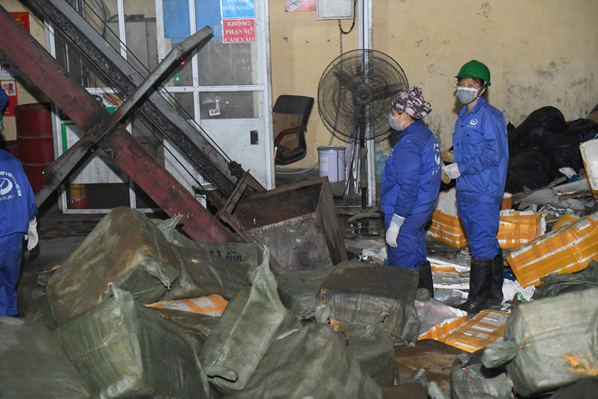 Cận cảnh hơn 10 tấn nầm lợn bốc mùi hôi bị bắt giữ và tiêu hủy ở Hà Nội - Ảnh 12.