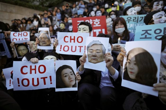 Nhân viên hãng hàng không Korean Air xuống đường biểu tình, kêu gọi chủ tịch từ chức - Ảnh 1.