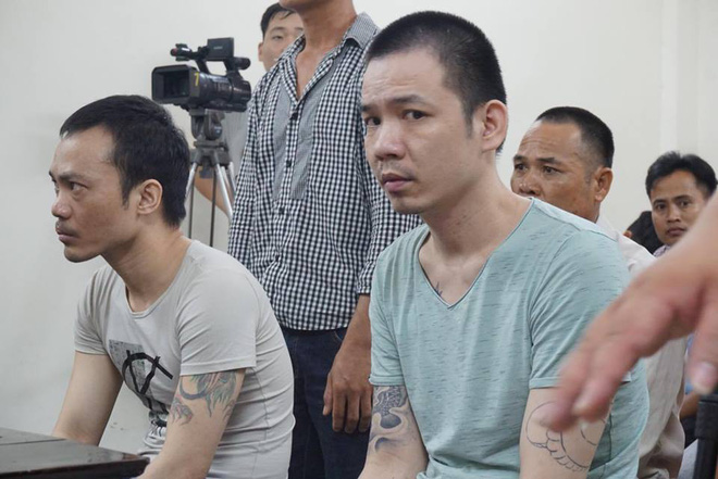 Xét xử 2 tử tù trốn trại: Bị còng tay, cùm chân vẫn nhoẻn miệng cười, nháy mắt - Ảnh 1. Xét xử 2 tử tù trốn trại: Bị còng tay, cùm chân vẫn nhoẻn miệng cười, nháy mắt 1