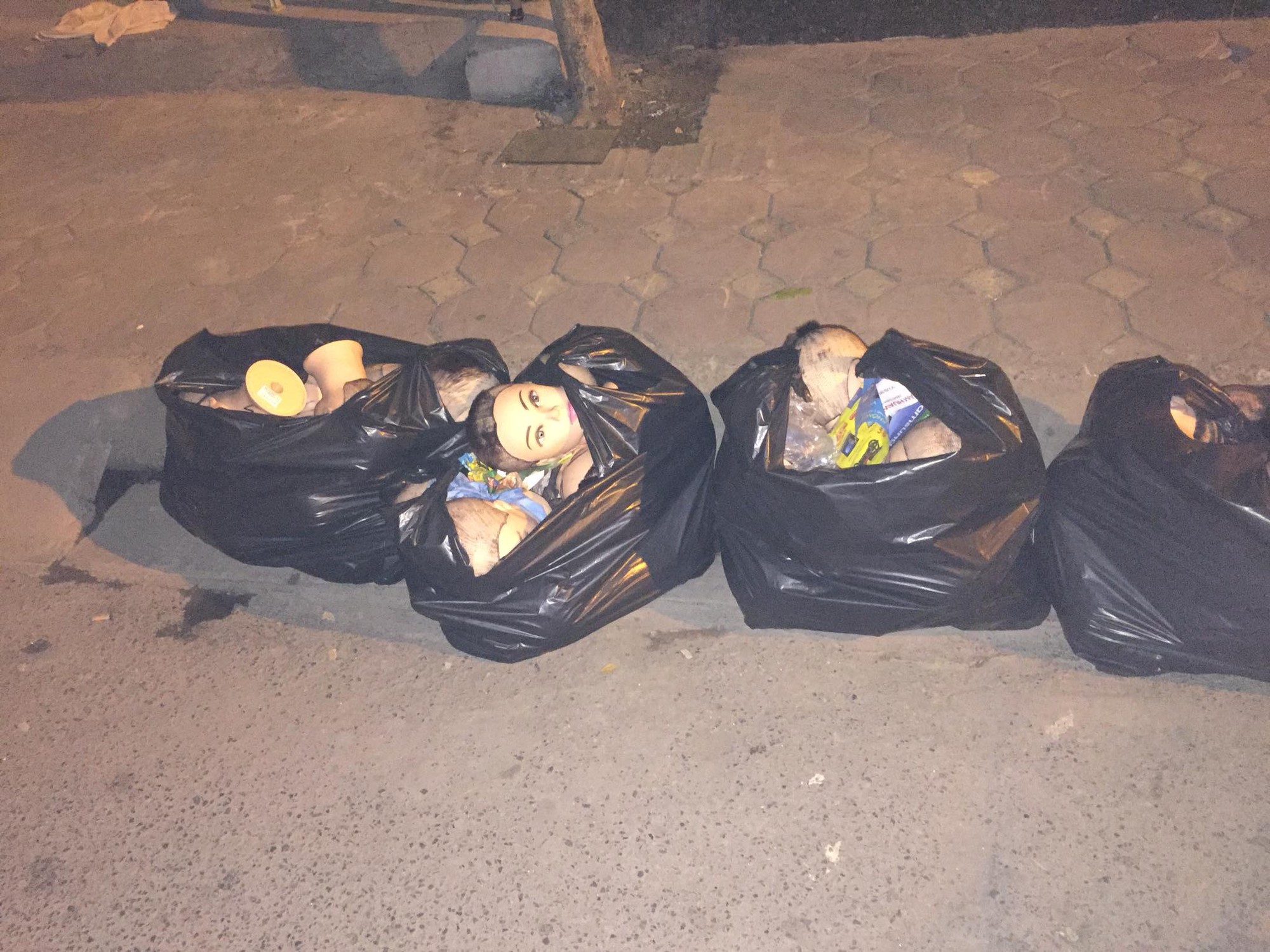 Thanh niên chăm chỉ đi đổ rác đêm, vừa đến nơi thì chạy mất dép vì nhìn thấy 4 chiếc túi đen kinh dị - Ảnh 2.