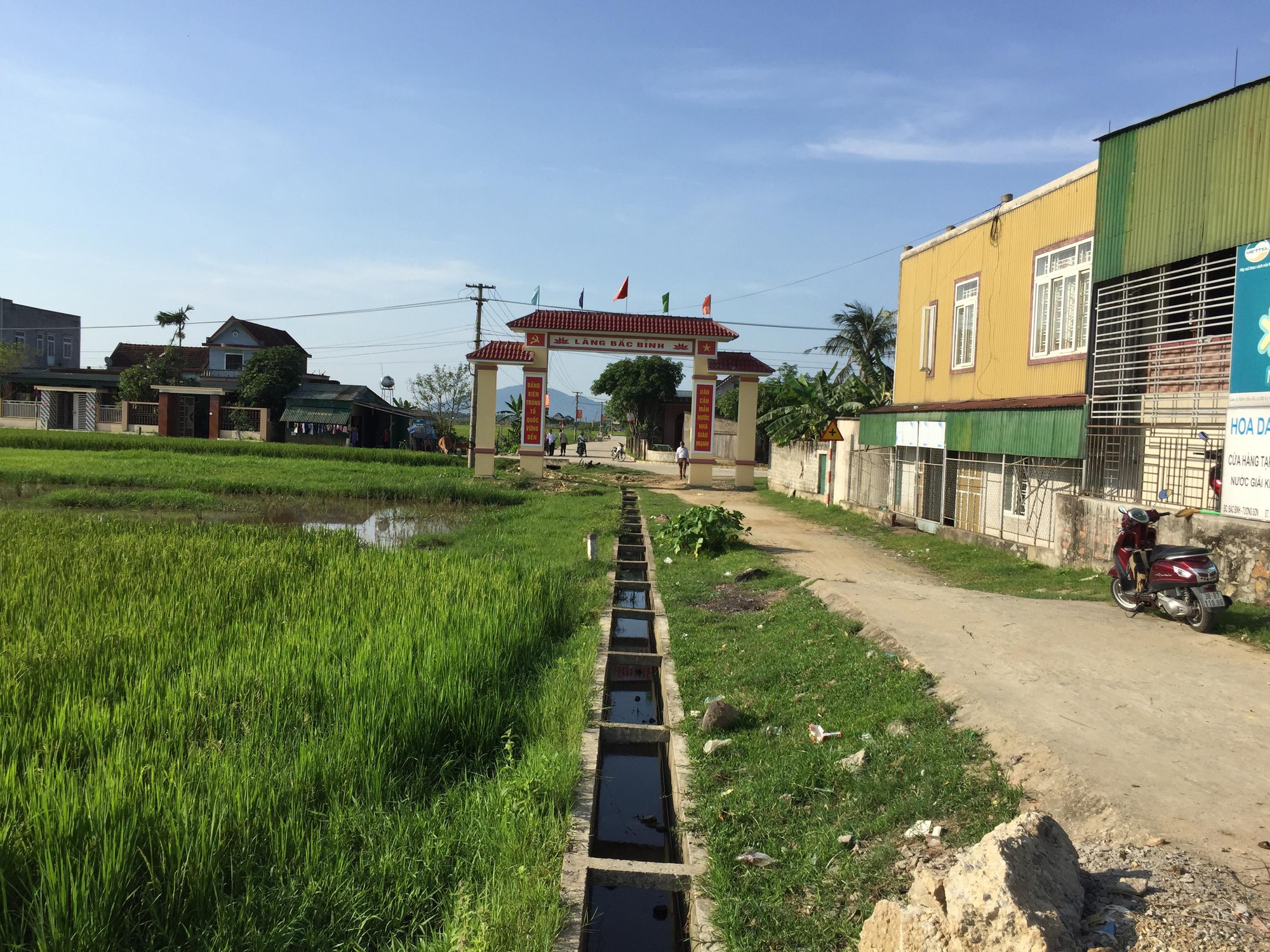 Hà Tĩnh: Kỳ lạ cổng làng xây giữa ruộng, bắc qua mương nước - Ảnh 2.