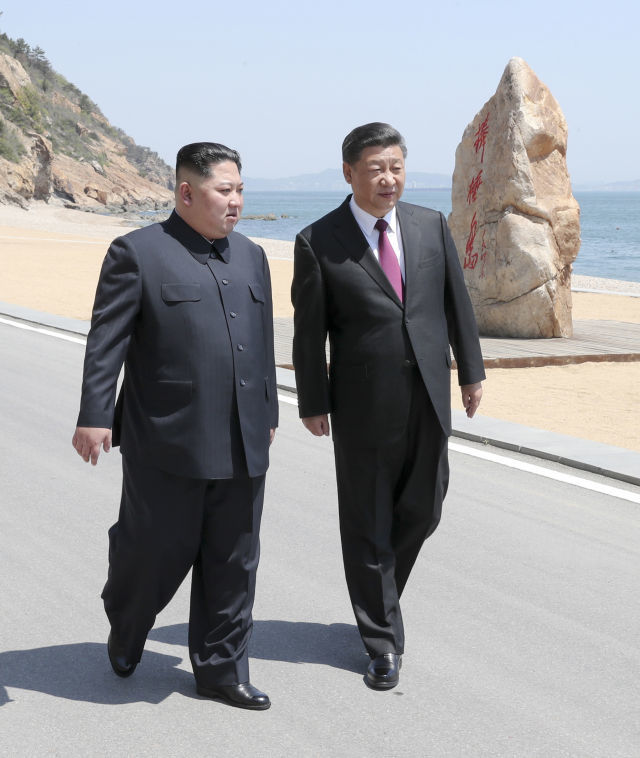 NÓNG: Ông Kim Jong-un vừa gặp ông Tập Cận Bình ở Đại Liên, Trung Quốc - Ảnh 1.