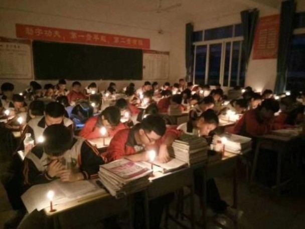 Thắp nến ôn thi ngày đêm, học sinh Trung Quốc đang đánh vật với kỳ thi đại học khốc liệt nhất thế giới - Ảnh 6.