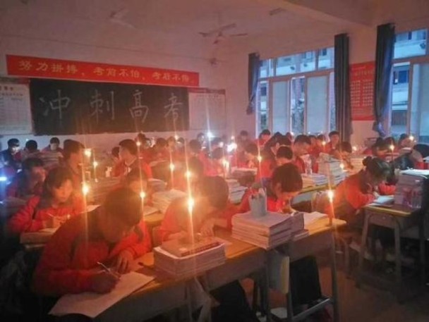 Thắp nến ôn thi ngày đêm, học sinh Trung Quốc đang đánh vật với kỳ thi đại học khốc liệt nhất thế giới - Ảnh 2.