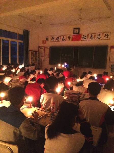 Thắp nến ôn thi ngày đêm, học sinh Trung Quốc đang đánh vật với kỳ thi đại học khốc liệt nhất thế giới - Ảnh 3.