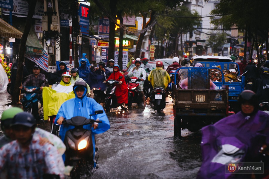 Phụ huynh ẵm bồng con nhỏ, bì bõm lội nước về nhà sau con mưa lớn ở Sài Gòn - Ảnh 18.