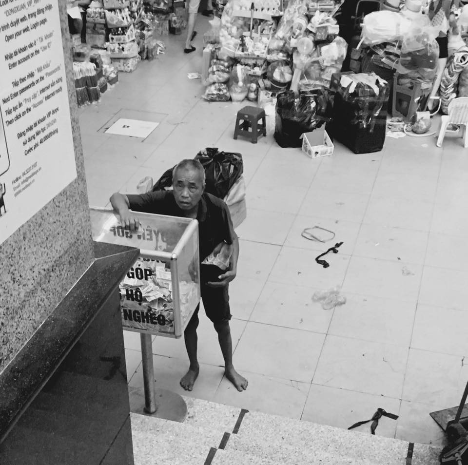Hình ảnh đẹp: Cụ ông vô gia cư bỏ tiền lẻ vào thùng quyên góp ủng hộ người nghèo ở chợ Đồng Xuân - Ảnh 1.