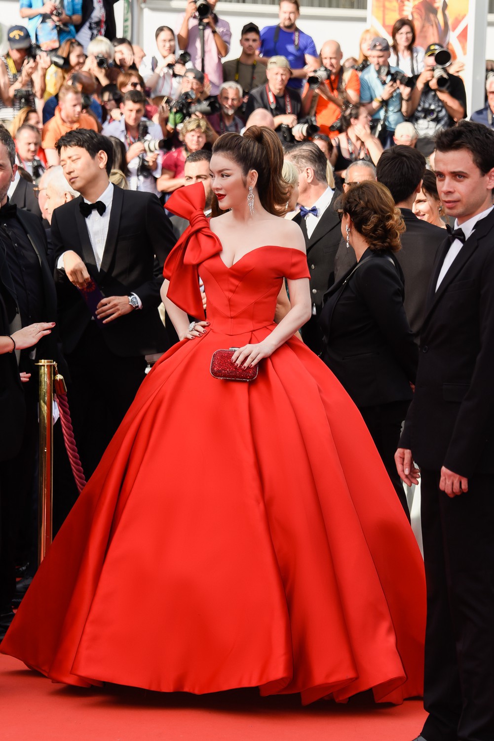 Váy áo lộng lẫy trên thảm đỏ Cannes nhưng Lý Nhã Kỳ vẫn tay xách nách mang mắm ruốc xào thịt sang tận trời Tây - Ảnh 1. Váy áo lộng lẫy trên thảm đỏ Cannes nhưng Lý Nhã Kỳ vẫn 'tay xách nách mang' mắm ruốc xào thịt sang tận trời Tây 1
