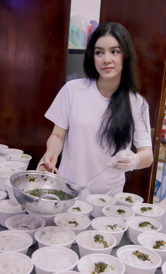 Váy áo lộng lẫy trên thảm đỏ Cannes nhưng Lý Nhã Kỳ vẫn tay xách nách mang mắm ruốc xào thịt sang tận trời Tây - Ảnh 4. Váy áo lộng lẫy trên thảm đỏ Cannes nhưng Lý Nhã Kỳ vẫn 'tay xách nách mang' mắm ruốc xào thịt sang tận trời Tây 4
