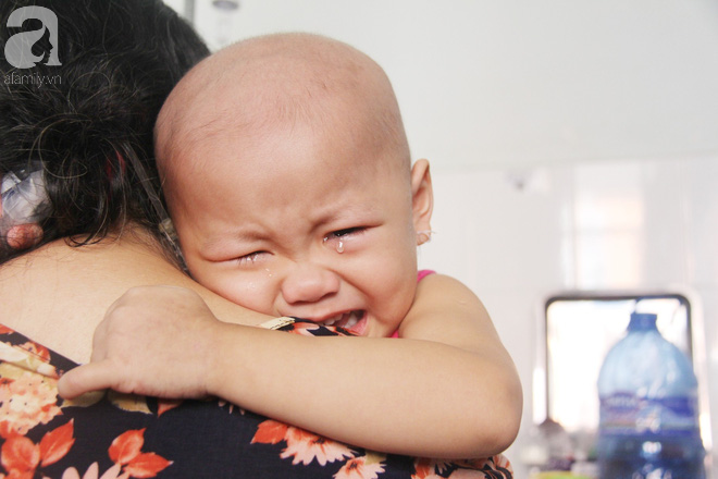 Nước mắt của bé gái 4 tuổi bị ung thư máu đang mất dần cơ hội chạy chữa: 'Có phải không tiền, con sẽ chết hả mẹ?' 13