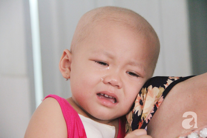 Nước mắt của bé gái 4 tuổi bị ung thư máu đang mất dần cơ hội chạy chữa: 'Có phải không tiền, con sẽ chết hả mẹ?' 9