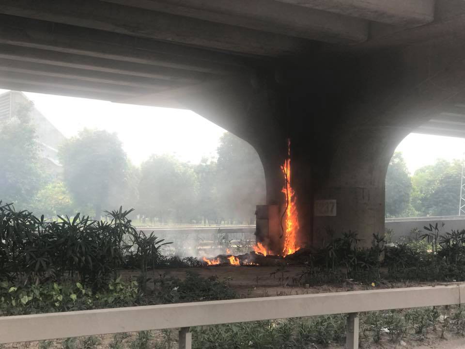 Hà Nội: Người dân đốt rác cháy luôn cả hộp điện dưới gầm cầu - Ảnh 1.