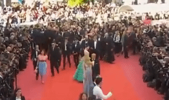 Giả vờ ngã, mặc Hoàng Bào và những trò lố của mỹ nhân Hoa ngữ trên thảm đỏ Cannes 2018 - Ảnh 2.