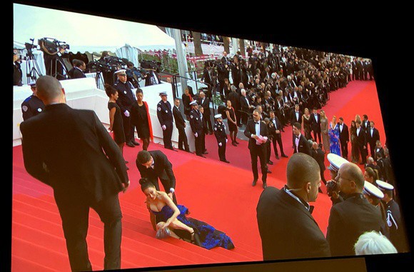 Những sự cố ngượng không để đâu cho hết của các mỹ nhân khi sải bước trên thảm đỏ Cannes - Ảnh 1.