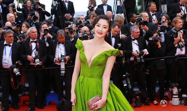 Những sự cố ngượng không để đâu cho hết của các mỹ nhân khi sải bước trên thảm đỏ Cannes - Ảnh 2.