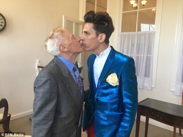 Cụ ông 79 tuổi mua nhà cho người tình đồng tính kém gần 5 giáp rồi bị đuổi khỏi nhà, 5 tháng sau thì điều kỳ diệu xảy ra - Ảnh 1.