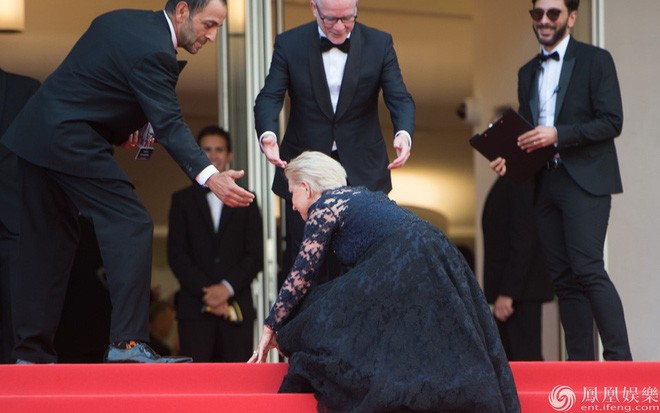 Những sự cố ngượng không để đâu cho hết của các mỹ nhân khi sải bước trên thảm đỏ Cannes - Ảnh 11.