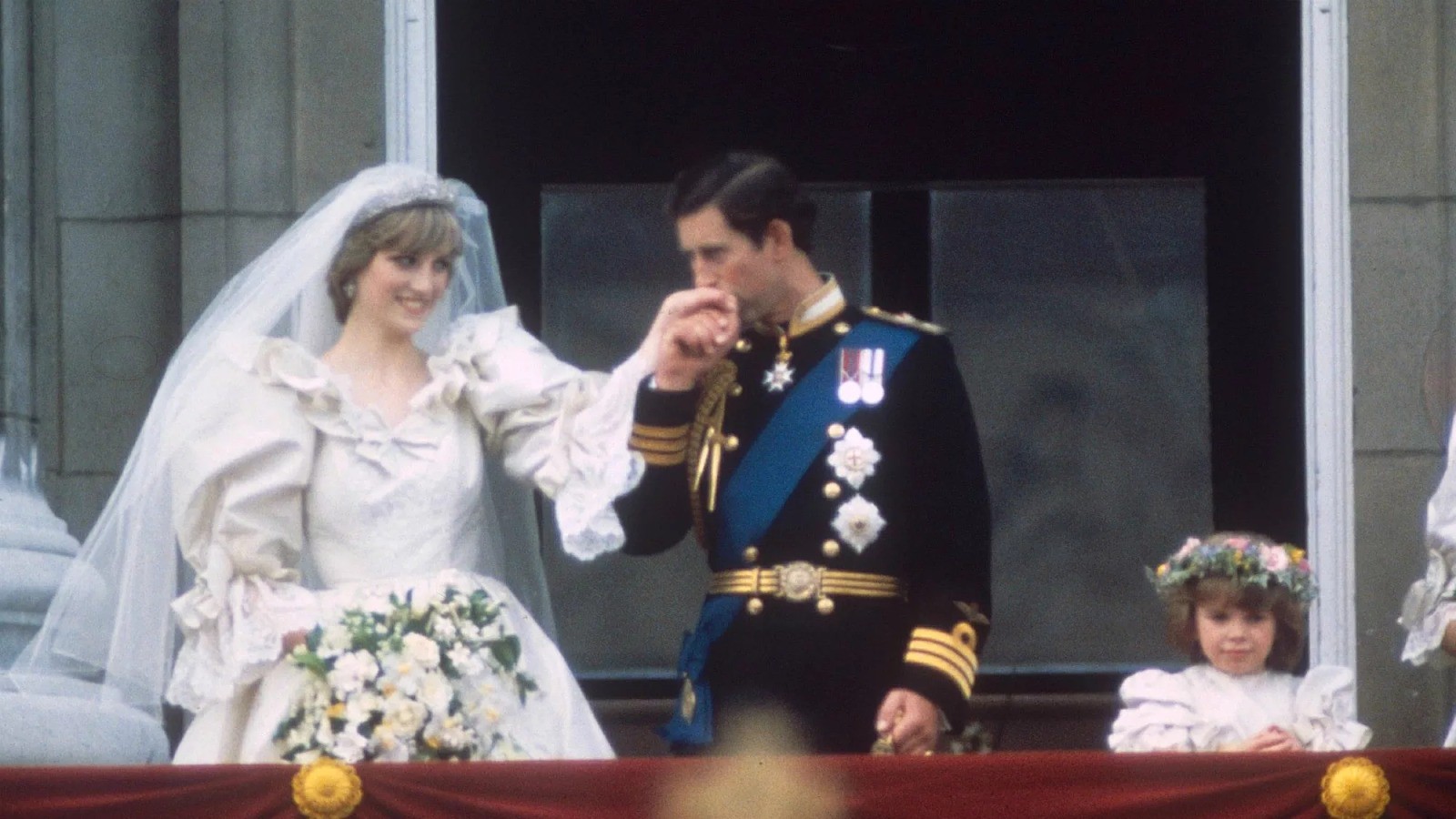 Đám cưới Hoàng gia tưởng chừng hoàn hảo tuyệt đối vẫn xảy ra không ít sự cố “dở khóc dở cười” đi vào lịch sử - Ảnh 3.