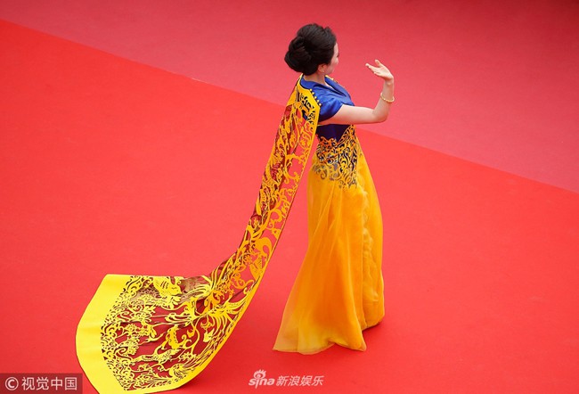 Giả vờ ngã, mặc Hoàng Bào và những trò lố của mỹ nhân Hoa ngữ trên thảm đỏ Cannes 2018 - Ảnh 8.