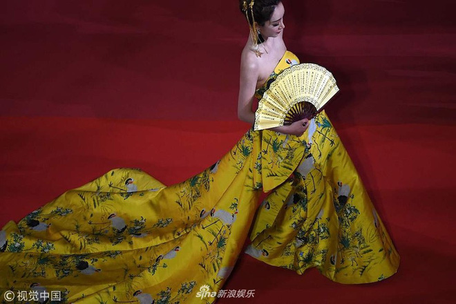 Giả vờ ngã, mặc Hoàng Bào và những trò lố của mỹ nhân Hoa ngữ trên thảm đỏ Cannes 2018 - Ảnh 10.