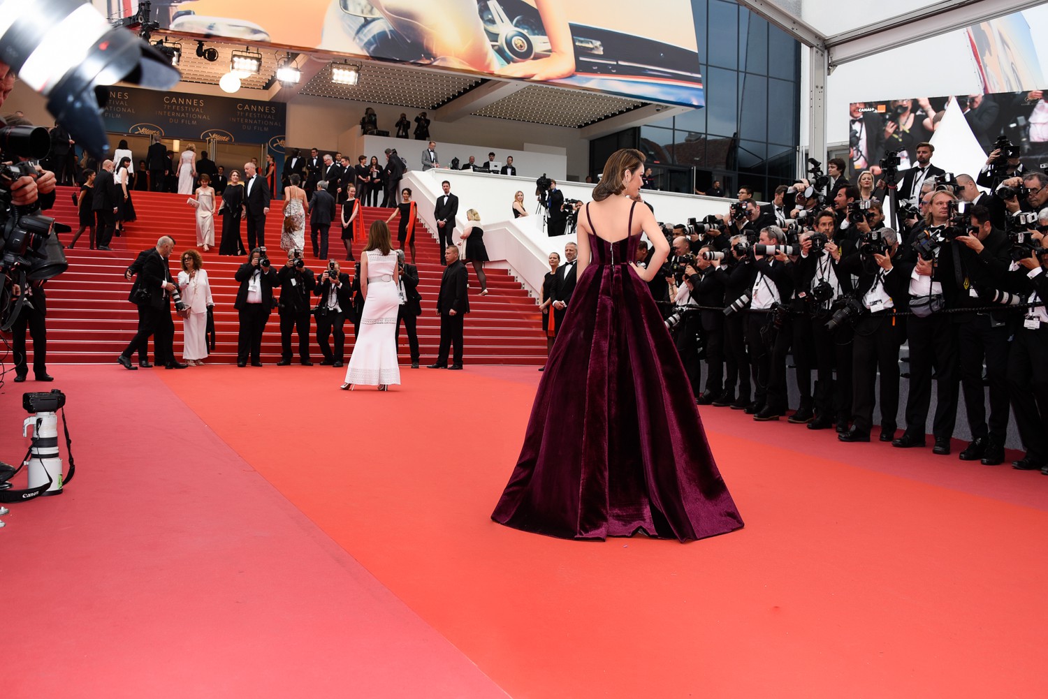 Ngày 3 lên thảm đỏ Cannes, Lý Nhã Kỳ chuyển hẳn sang tông tím từ váy áo đến makeup chuẩn quý cô thập niên 80 - Ảnh 6.