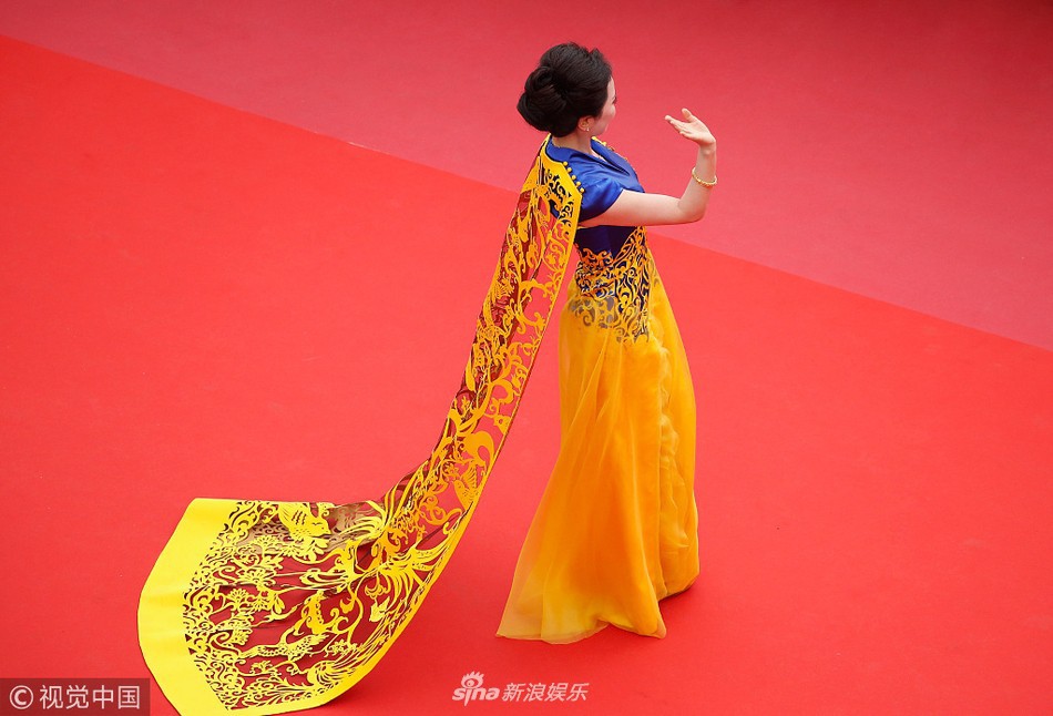 Khi thảm đỏ Cannes trở thành 'cái chợ' của những mỹ nhân Âu - Á không ai biết tên 'bon chen' bằng được 6