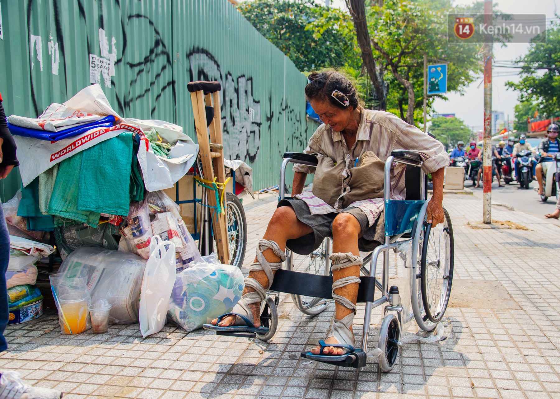 Gặp cụ già lết bằng 2 tay để bán báo vỉa hè gây xôn xao mạng xã hội: Hôm nay, bà trúng số tình thương! - Ảnh 11.