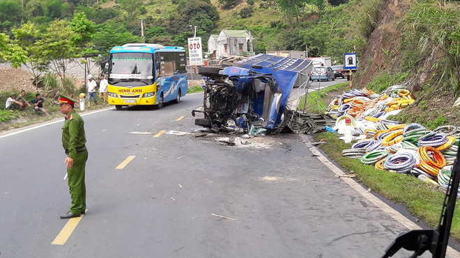 Tai nạn liên hoàn ở dốc Cun, xe tải đè xe máy làm ba người thương vong - Ảnh 4.