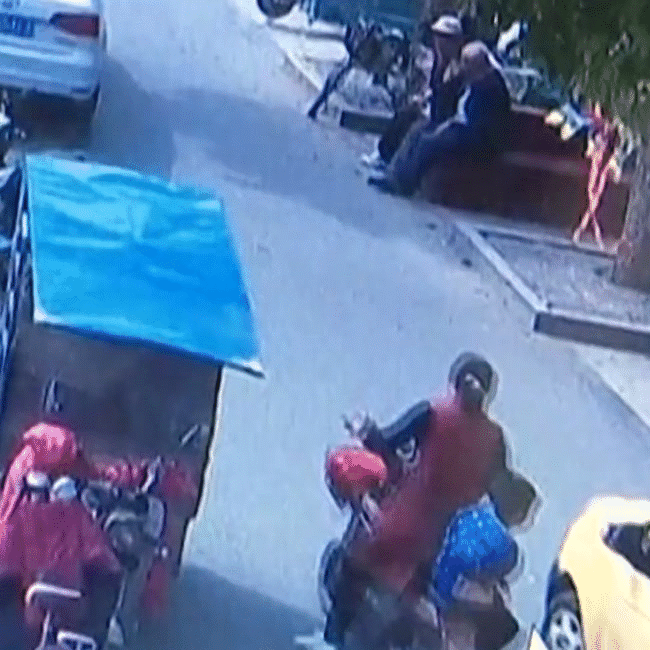Trung Quốc: Bé trai bất cẩn ngã từ xe máy xuống đường rồi bị xe cán, người mẹ vẫn không hề hay biết - Ảnh 2.