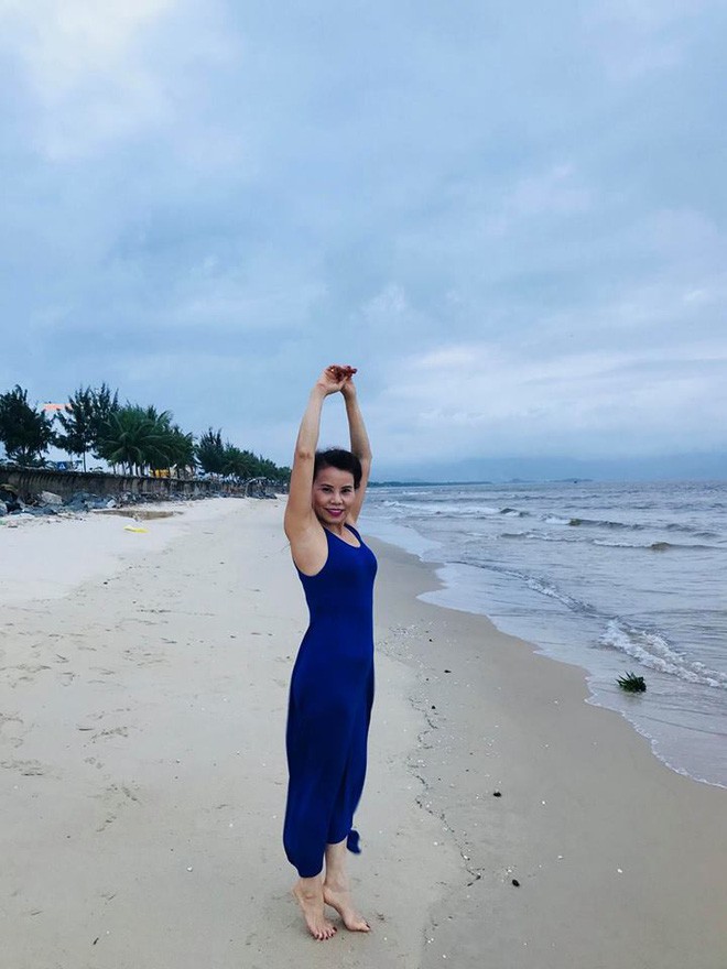 Dù đã ngoài 60 nhưng mẹ của Hà Hồ vẫn diện váy maxi, quần jeans và giày cao gót thời thượng chẳng kém con gái - Ảnh 4. Dù đã ngoài 60 nhưng mẹ của Hà Hồ vẫn diện váy maxi, quần jeans và giày cao gót thời thượng chẳng kém con gái 4