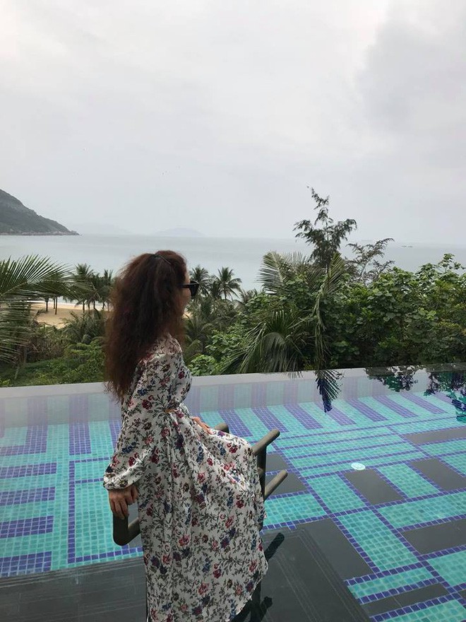 Dù đã ngoài 60 nhưng mẹ của Hà Hồ vẫn diện váy maxi, quần jeans và giày cao gót thời thượng chẳng kém con gái - Ảnh 7. Dù đã ngoài 60 nhưng mẹ của Hà Hồ vẫn diện váy maxi, quần jeans và giày cao gót thời thượng chẳng kém con gái 7