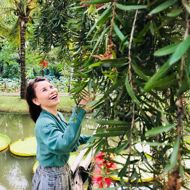 Dù đã ngoài 60 nhưng mẹ của Hà Hồ vẫn diện váy maxi, quần jeans và giày cao gót thời thượng chẳng kém con gái - Ảnh 8. Dù đã ngoài 60 nhưng mẹ của Hà Hồ vẫn diện váy maxi, quần jeans và giày cao gót thời thượng chẳng kém con gái 8