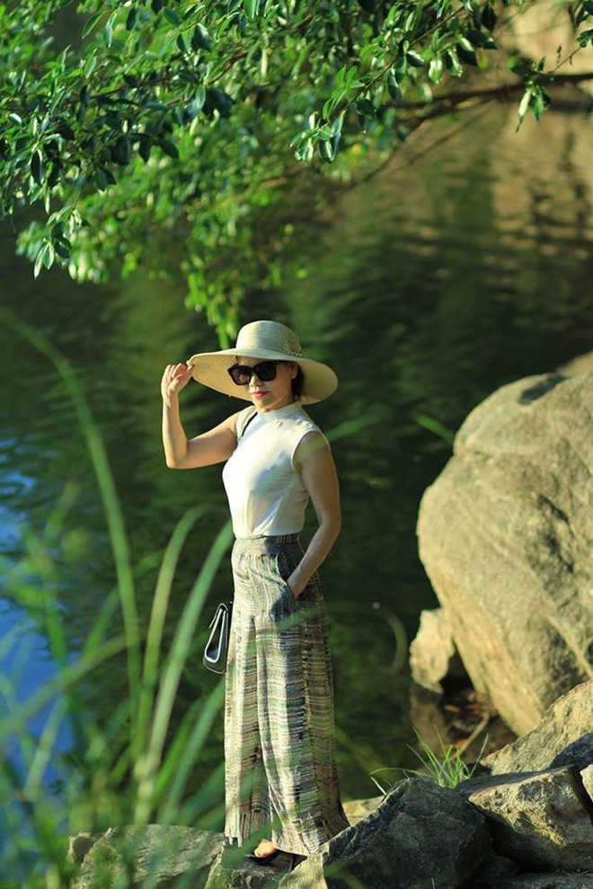 Dù đã ngoài 60 nhưng mẹ của Hà Hồ vẫn diện váy maxi, quần jeans và giày cao gót thời thượng chẳng kém con gái - Ảnh 9. Dù đã ngoài 60 nhưng mẹ của Hà Hồ vẫn diện váy maxi, quần jeans và giày cao gót thời thượng chẳng kém con gái 9