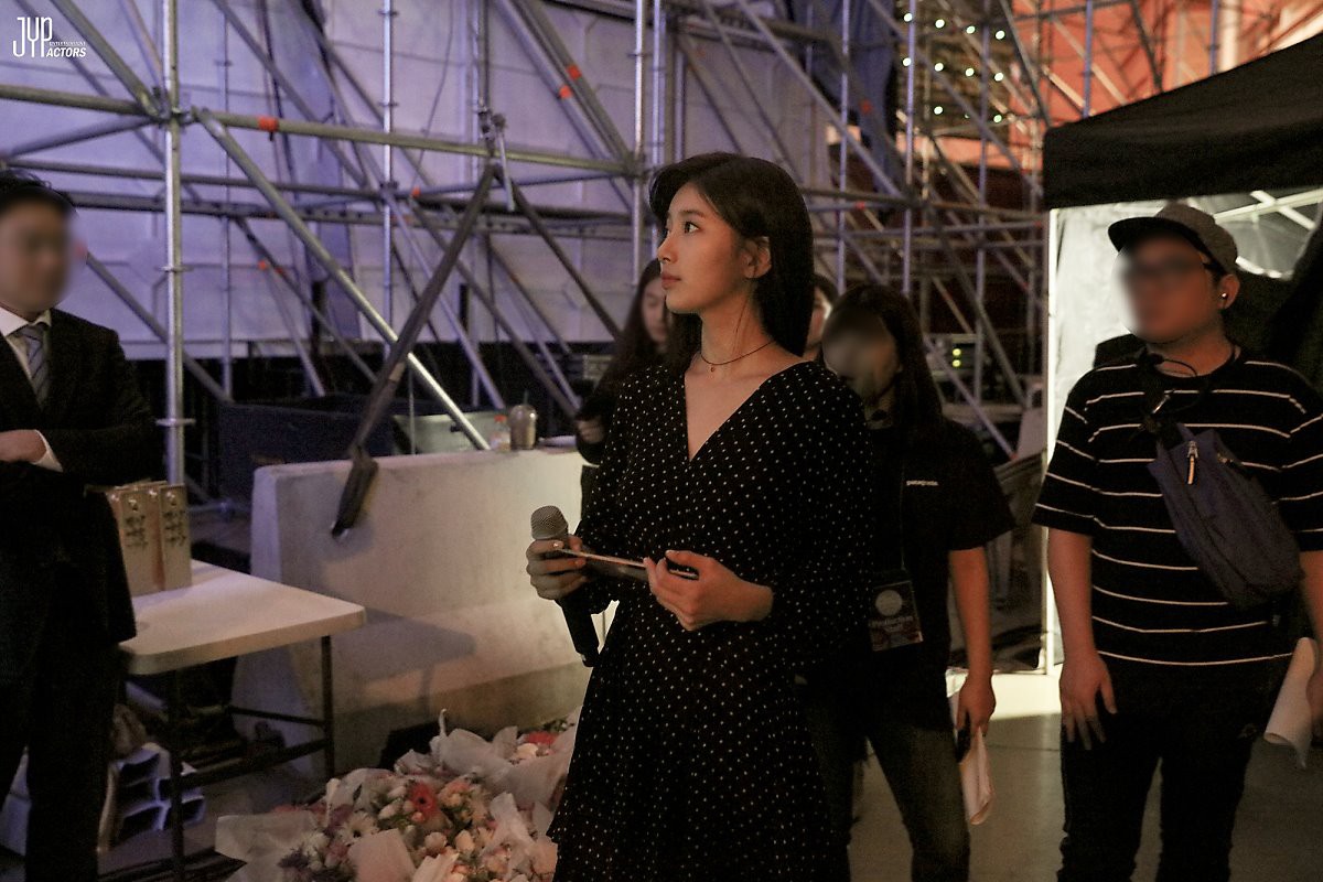 Hình hậu trường nóng hổi của Suzy tại Baeksang: Sải bước ở hầm để xe mà sang như bà hoàng, đẹp hơn cả đi thảm đỏ - Ảnh 2. Hình hậu trường nóng hổi của Suzy tại Baeksang: Sải bước ở hầm để xe mà sang như bà hoàng, đẹp hơn cả đi thảm đỏ 2