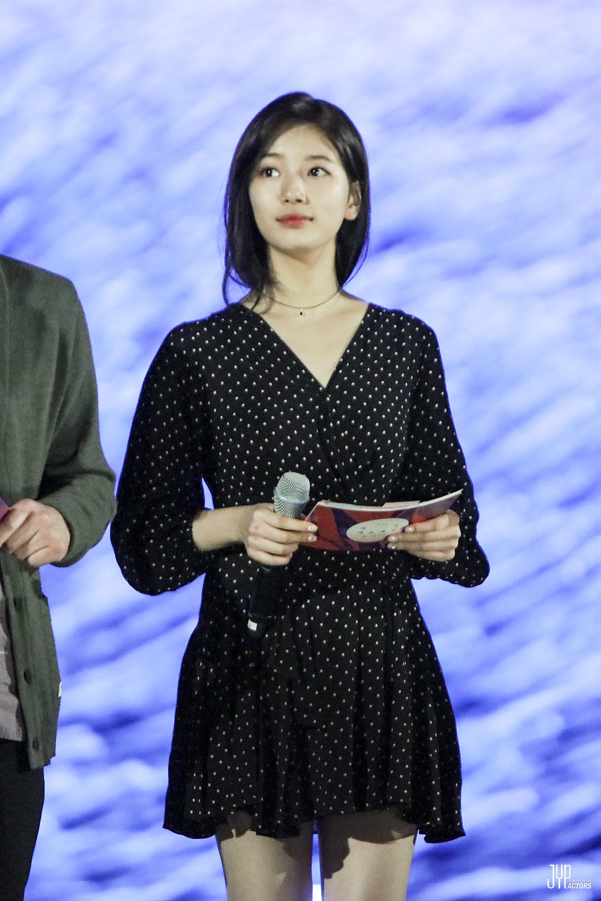 Hình hậu trường nóng hổi của Suzy tại Baeksang: Sải bước ở hầm để xe mà sang như bà hoàng, đẹp hơn cả đi thảm đỏ - Ảnh 5. Hình hậu trường nóng hổi của Suzy tại Baeksang: Sải bước ở hầm để xe mà sang như bà hoàng, đẹp hơn cả đi thảm đỏ 5