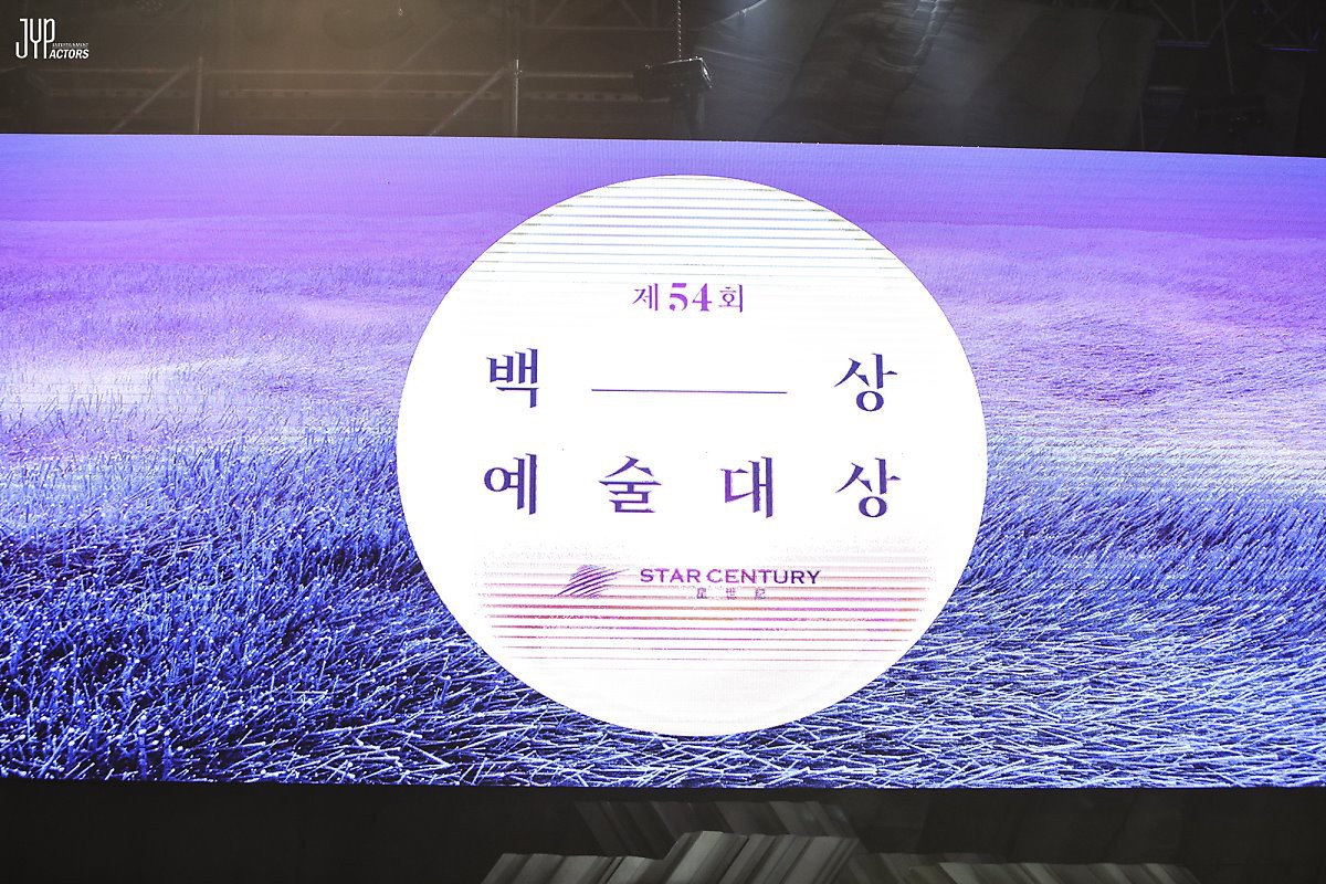 Hình hậu trường nóng hổi của Suzy tại Baeksang: Sải bước ở hầm để xe mà sang như bà hoàng, đẹp hơn cả đi thảm đỏ - Ảnh 1. Hình hậu trường nóng hổi của Suzy tại Baeksang: Sải bước ở hầm để xe mà sang như bà hoàng, đẹp hơn cả đi thảm đỏ 1
