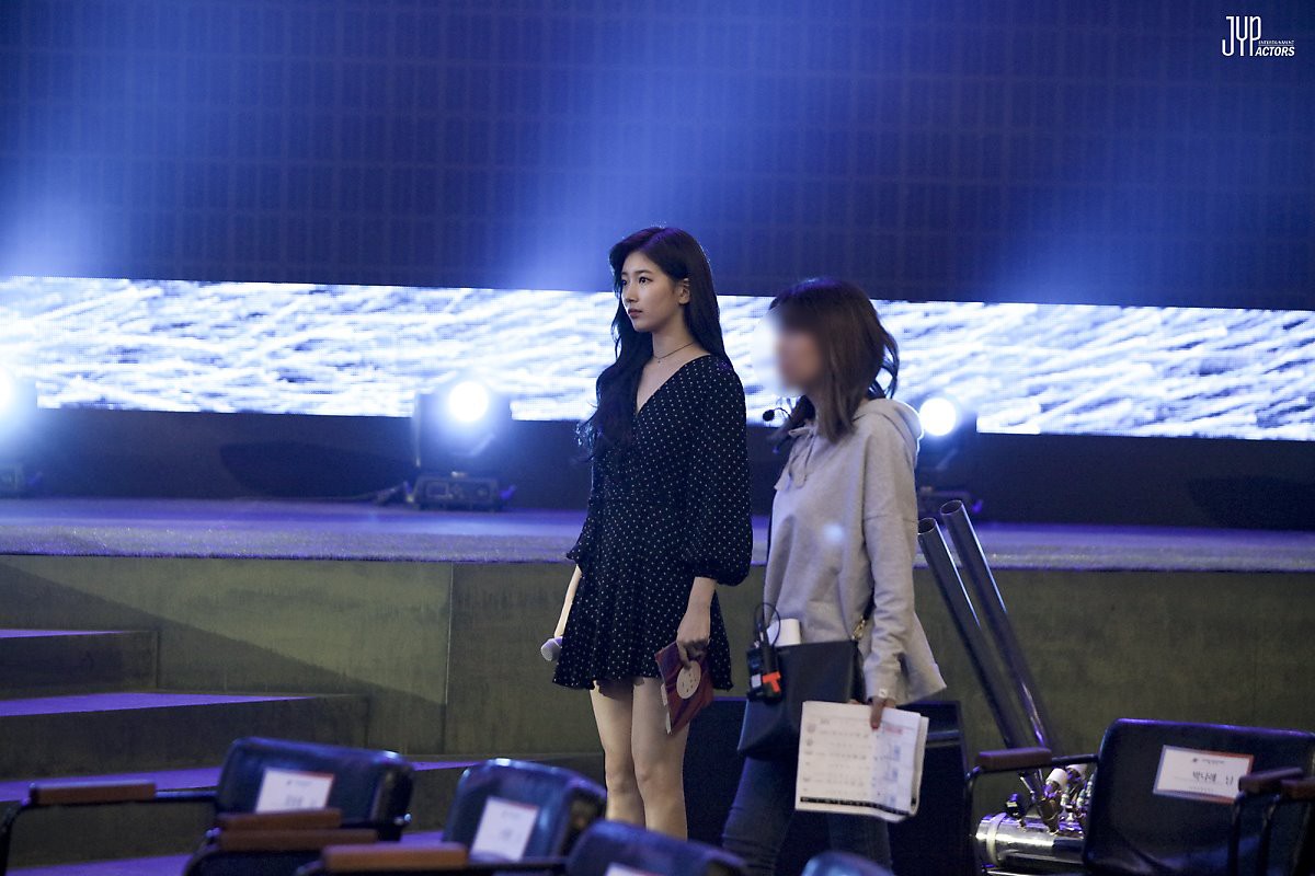 Hình hậu trường nóng hổi của Suzy tại Baeksang: Sải bước ở hầm để xe mà sang như bà hoàng, đẹp hơn cả đi thảm đỏ - Ảnh 3.