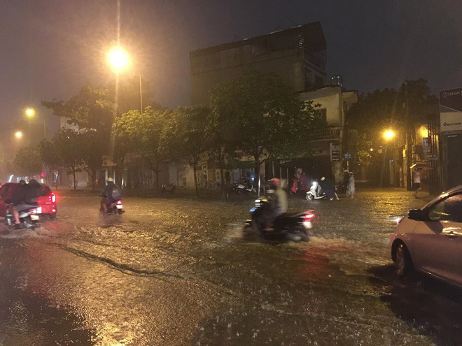 Hà Nội đang mưa dông lớn kèm sấm chớp, nhiều tuyến đường ngập sâu, giao thông tê liệt - Ảnh 4.