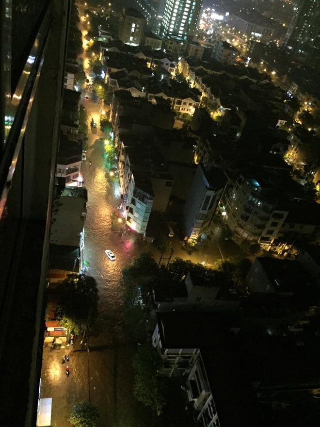 Hà Nội đang mưa dông lớn kèm sấm chớp, nhiều tuyến đường ngập sâu, giao thông tê liệt - Ảnh 3.