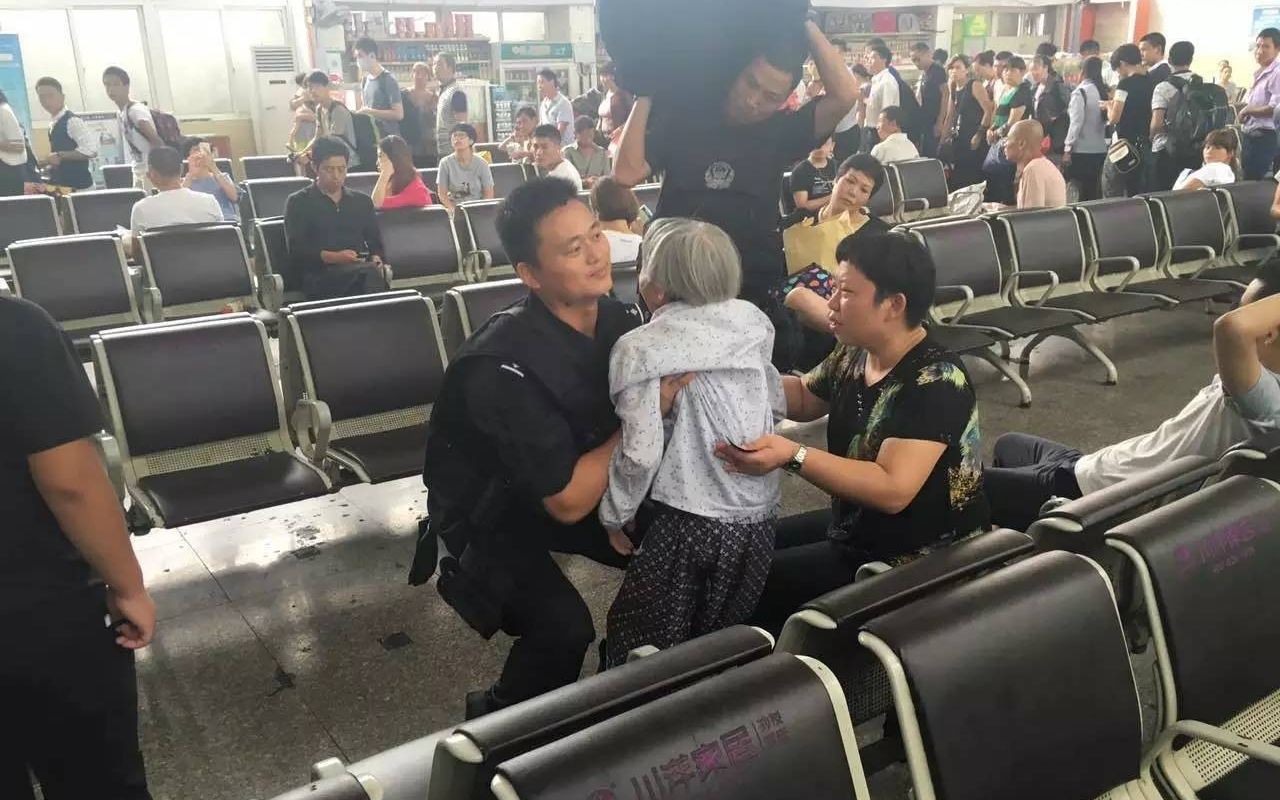 Cụ bà 80 tuổi thiếu giấy tờ nên không được lên tàu, sĩ quan cảnh sát đã làm một việc khiến tất cả mọi người cảm động - Ảnh 1.