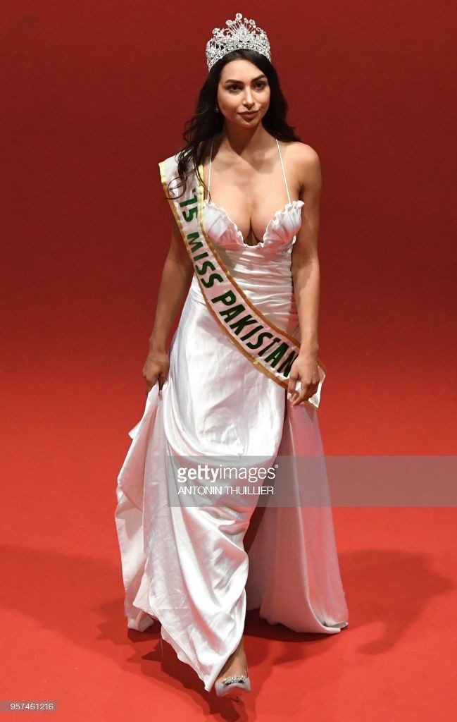 Thêm trò lố tại LHP Cannes: Hoa hậu Pakistan khoe ngực, đeo dải băng và đội vương miện vì sợ không ai nhận ra - Ảnh 2.