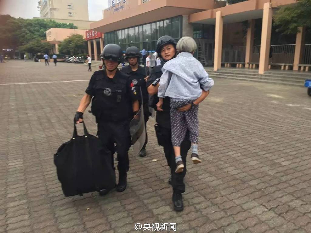 Cụ bà 80 tuổi thiếu giấy tờ nên không được lên tàu, sĩ quan cảnh sát đã làm một việc khiến tất cả mọi người cảm động - Ảnh 2.